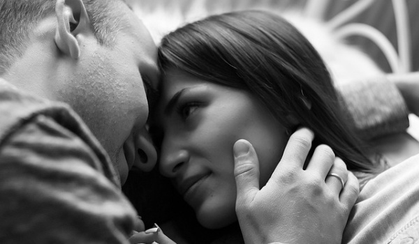 在公园一角相亲的单身老人们