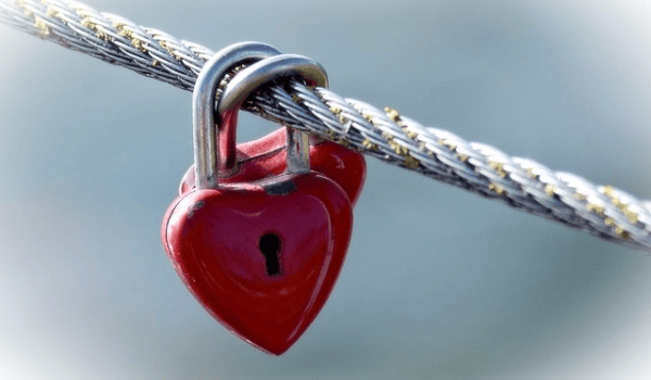 上一秒还相亲相爱你一口我一口的，下一秒就